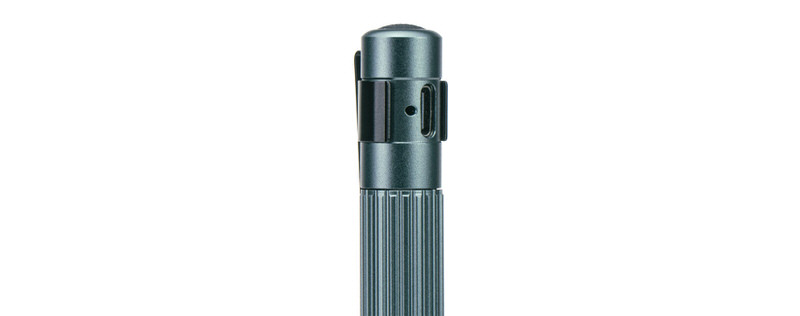 Penna Suprabeam Q1r Primo piano della penna Suprabeam Q1r in colore antracite. Porta di ricarica USB-C e clip di fissaggio visibili. Superficie dell'impugnatura a coste.