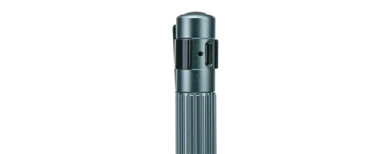Nahaufnahme der Suprabeam Q1r Stiftlampe in Anthrazit. USB-C Ladeanschluss und Befestigungsclip sichtbar. Geriffelte Grifffläche.