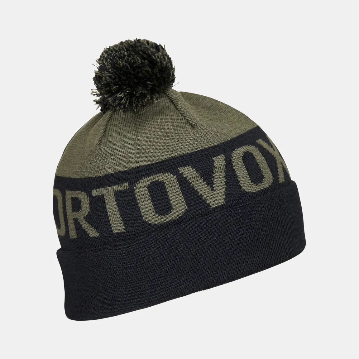 Cappello a maglia Ortovox verde con pompon scuro e la scritta "Ortovox" sulla parte centrale scura.