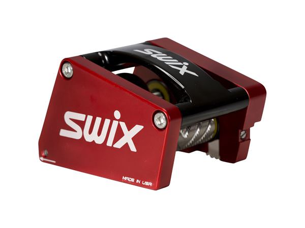 Nahaufnahme des Swix T047G Strukturwerkzeugs mit rotem Gehäuse, schwarzem Griff und silberfarbener Strukturwalze. "Swix"-Logo sichtbar.
