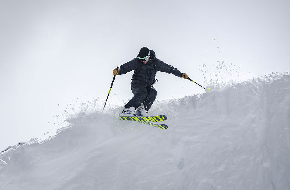 Skieur dans la poudreuse Skieur dans la poudreuse avec Black Crows Atris Ski en action, bâtons utilisés.