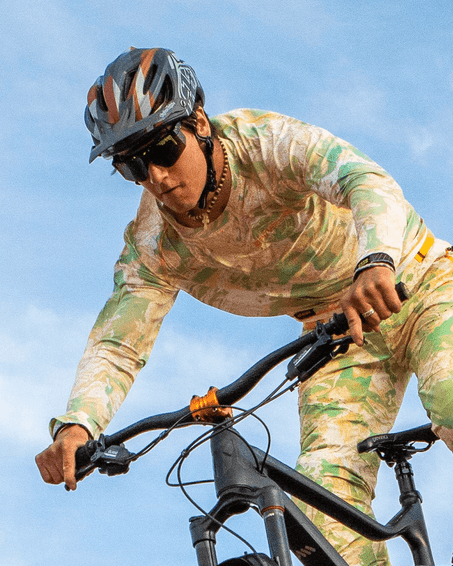 VTTiste dans le ciel Une personne portant un casque et des lunettes de soleil ("Cosmos 2000") fait du VTT dans un ciel bleu.