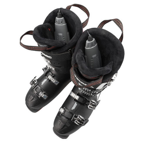 Zwei schwarze Skischuhe, in jedem Schuh ein grauer MicroDry 2 Schuhtrockner.