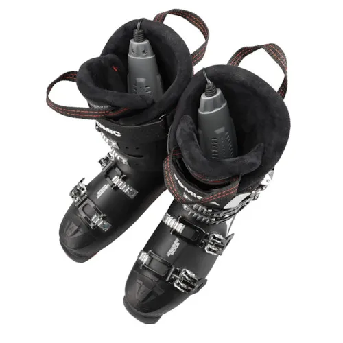 Deux chaussures de ski noires, dans chaque chaussure un séchoir à chaussures MicroDry 2 gris.