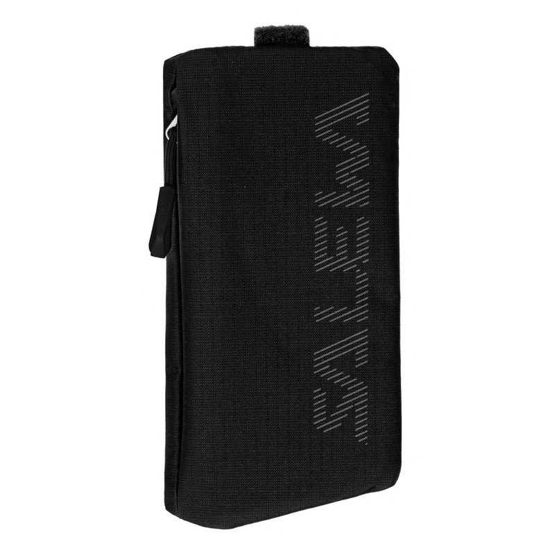 Schwarzes Salewa Smartphone Etui mit Reißverschluss und Salewa Logo seitlich.
