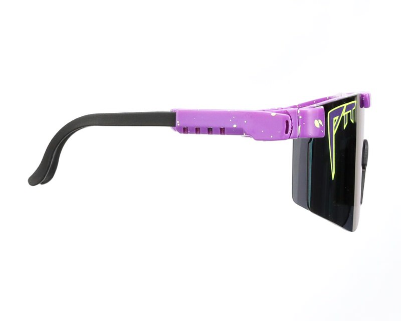 Profilansicht der Donatello Sonnenbrille mit lila Rahmen und schwarzen Gläsern. Gelbes Logo auf dem Glas.