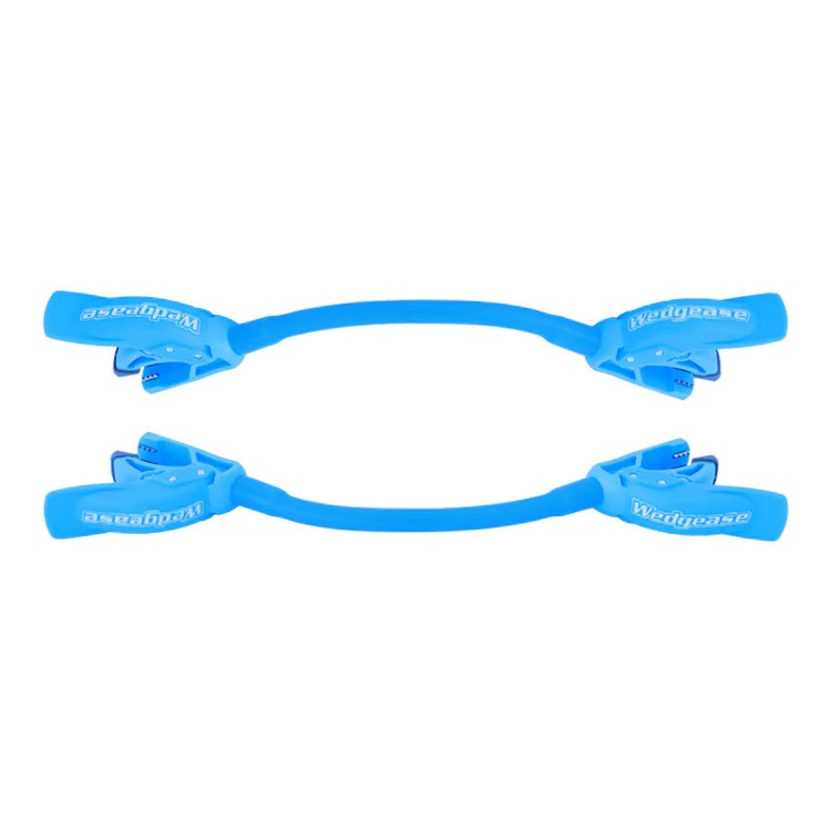 Zwei blaue Wedgease Ski Tip Connectors auf weißem Hintergrund. Jedes hat ein flexibles Band mit robusten Klemmen an beiden Enden. Die mit „Wedgease“ beschrifteten Klemmen halten Skispitzen für Anfänger zusammen.