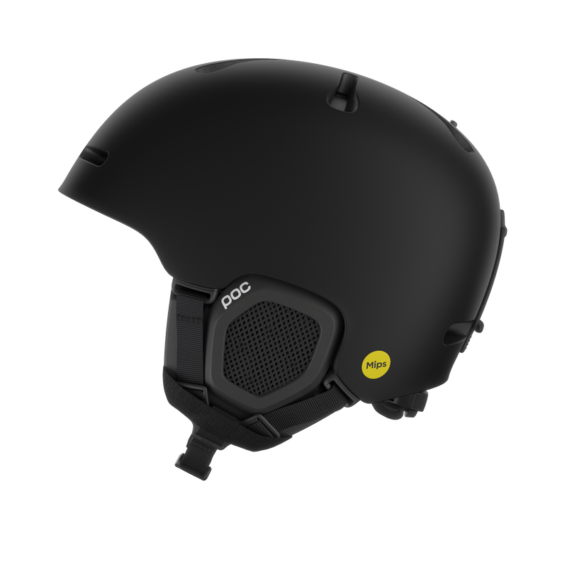 Schwarzer Skihelm seitlich Schwarzer Skihelm, seitliche Ansicht. Der Helm hat Ohrabdeckungen, ein gelbes Mips-Logo und das POC-Logo. Der Hintergrund ist weiß.