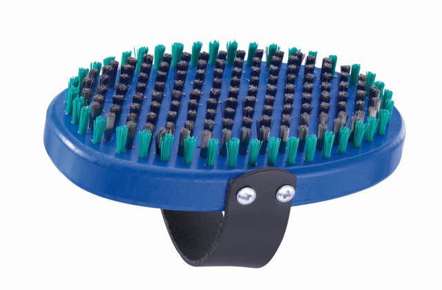 Blaue, ovale Stahlbürste mit grauen und grünen Borsten und einem schwarzen Halteband.