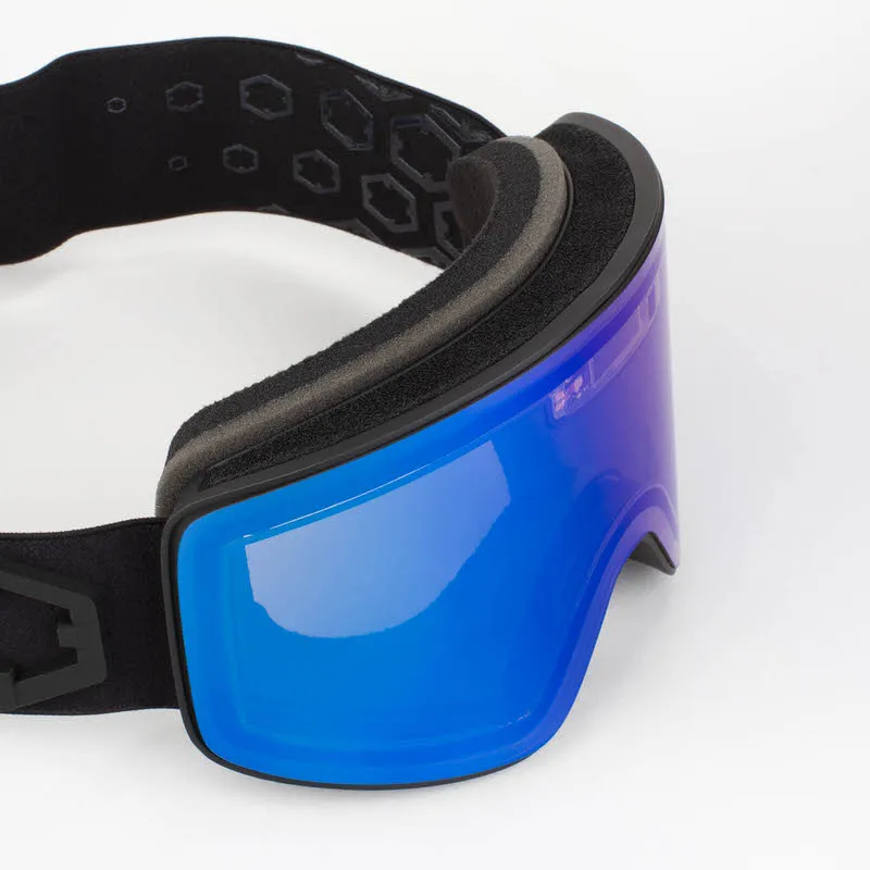 Primo piano delle maschere da sci Out Of Electra Black con lenti cilindriche bluastre e fascia nera.
