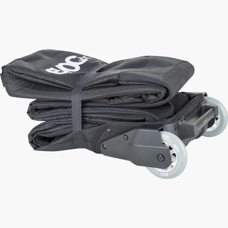 Zusammengefaltete, schwarze Evoc Snow Gear Roller Skitasche mit Rollen.