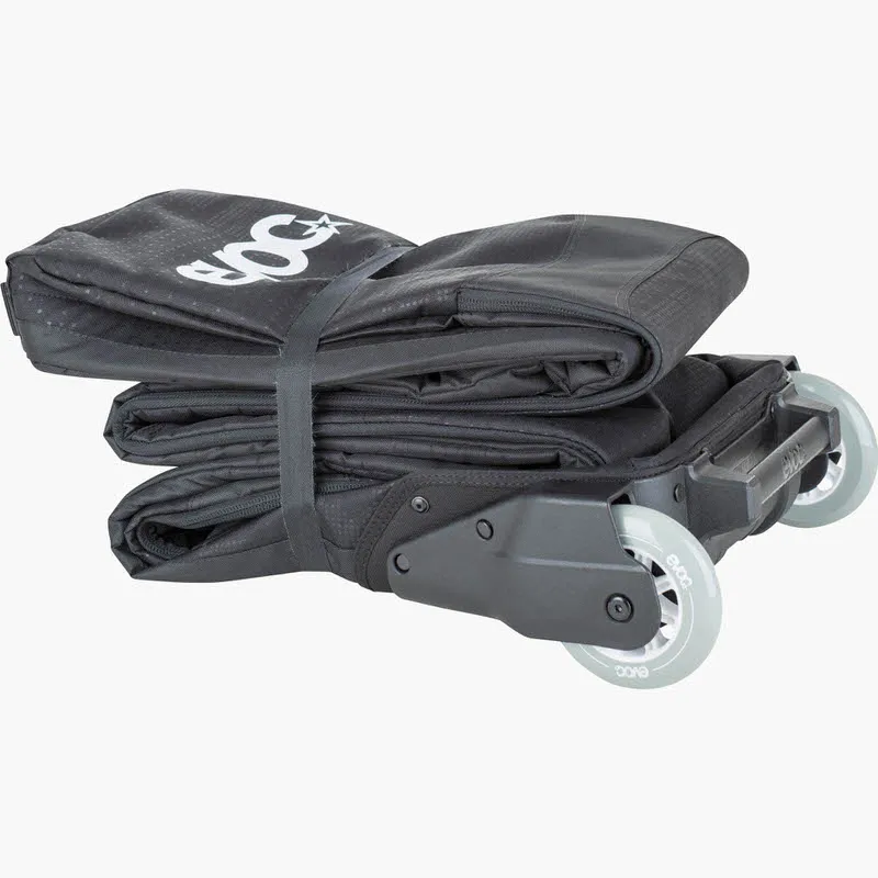 Zusammengefaltete, schwarze Evoc Snow Gear Roller Skitasche mit Rollen.