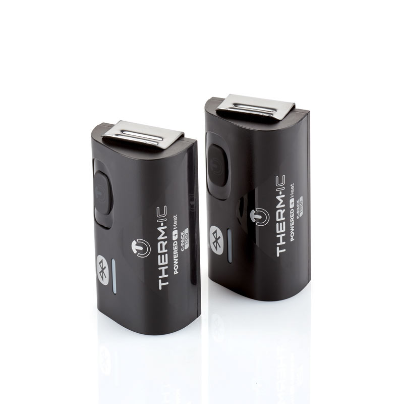 Batterie Therm-ic nere Due batterie Therm-ic C-Pack 1700 B nere con simbolo Bluetooth e fibbia in metallo su sfondo bianco.