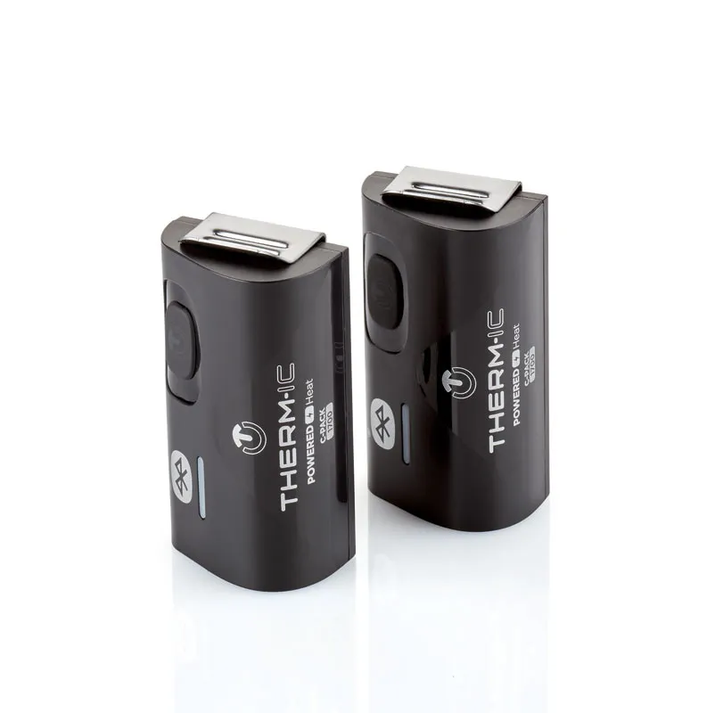 Zwei schwarze Therm-ic C-Pack 1700 B Akkus mit Bluetooth-Symbol und Metallschnalle stehen auf einem weißen Untergrund.