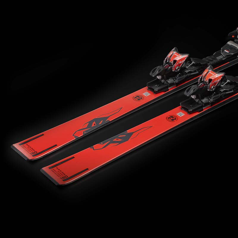 Rote Nordica Dobermann GSR RB Ski mit montierter Bindung vor schwarzem Hintergrund.