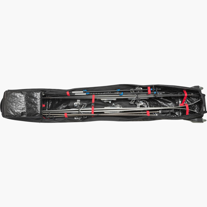 Geöffnete, schwarze Evoc Snow Gear Roller XL 195cm Skitasche mit Skiern und roten Gurten.
