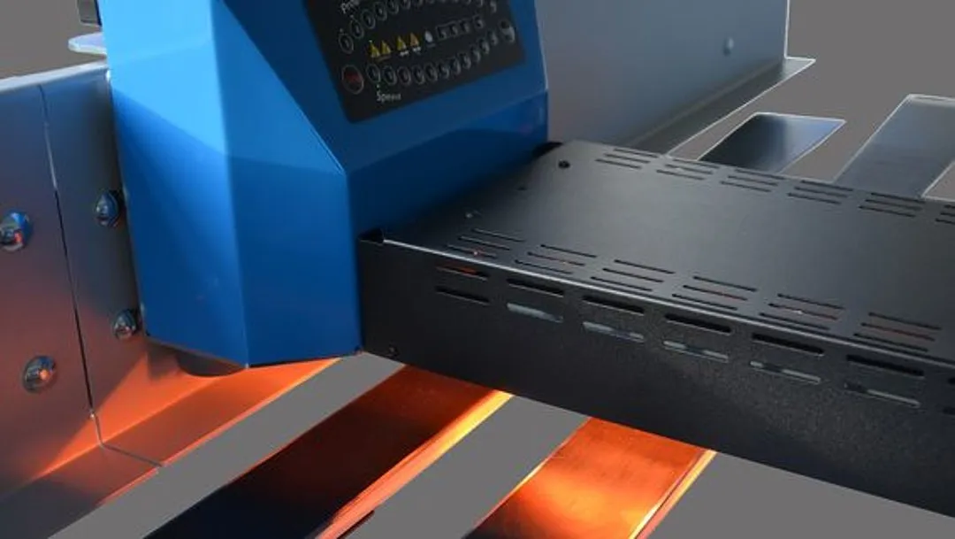 Primo piano di una sciolinatrice per sci e snowboard, pannello di controllo blu e coperchio nero.
