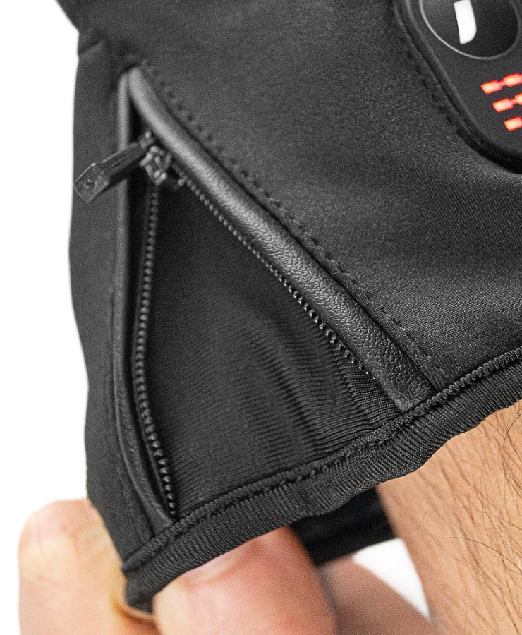 Reusch Heat Essence Handschuh Nahaufnahme eines schwarzen Reusch Heat Essence Handschuhs mit Reißverschlussdetail und LED-Anzeige am Handrücken.