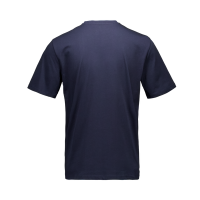 Rückansicht eines dunkelblauen T-Shirts mit kurzen Ärmeln, isoliert auf weißem Grund.