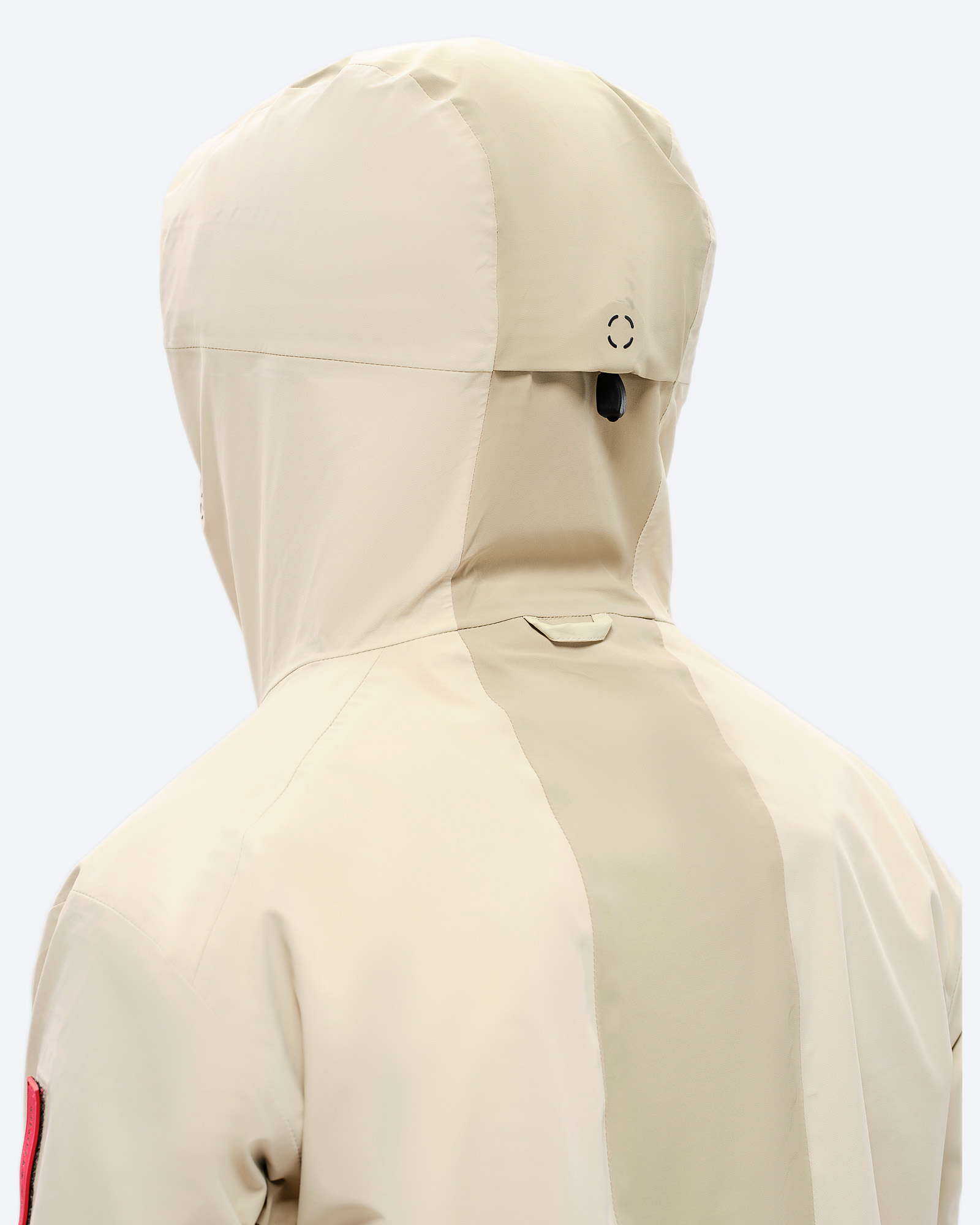 Beige 3L Hybrid Jacket Rückansicht der beigen 3L Hybrid Shell Jacket mit Kapuze, Detailansicht des Kragens.