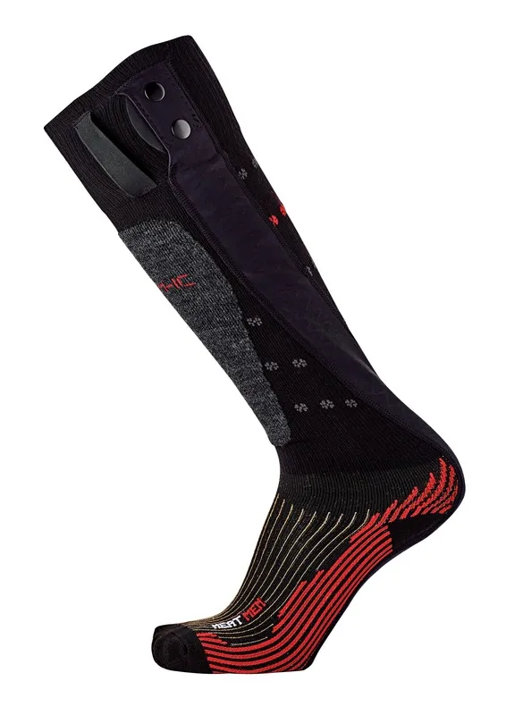 Eine Therm-ic Powersock Heat Men V2 Skisocke, hochgezogen, mit Batteriefach, schwarz, grau und roten Details.