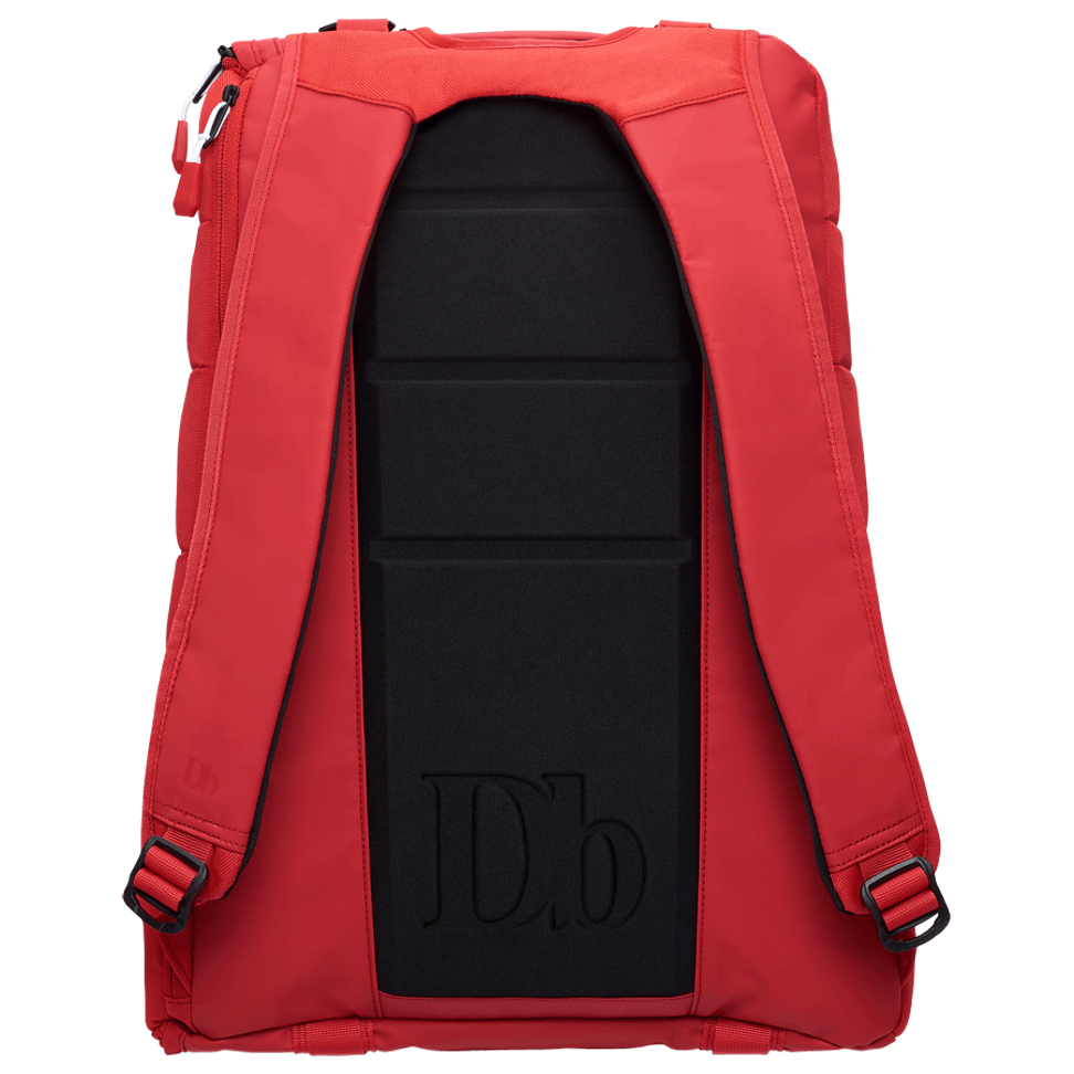 Zaino Douchebags rosso Vista posteriore dello zaino Douchebags The Base 15L rosso con imbottitura e cinghie nere.