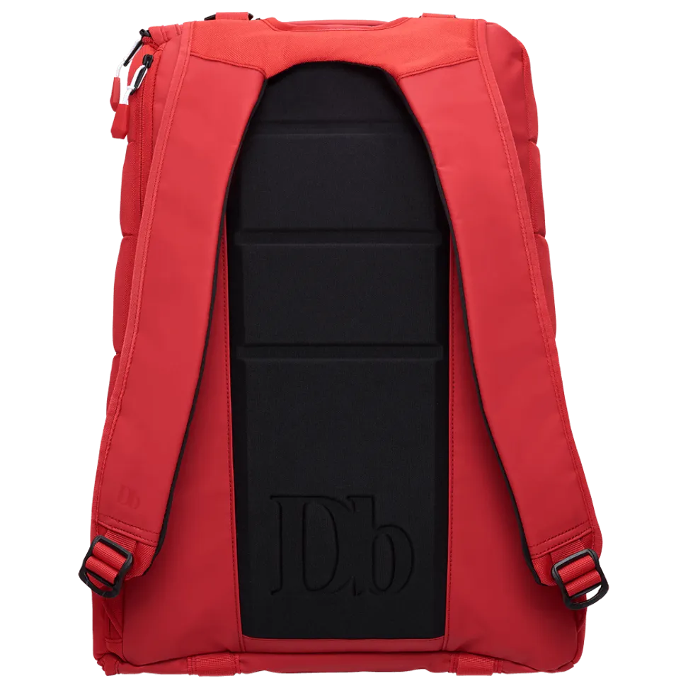 Rückansicht des roten Douchebags The Base 15L Rucksacks mit schwarzen Polstern und Tragegurten.