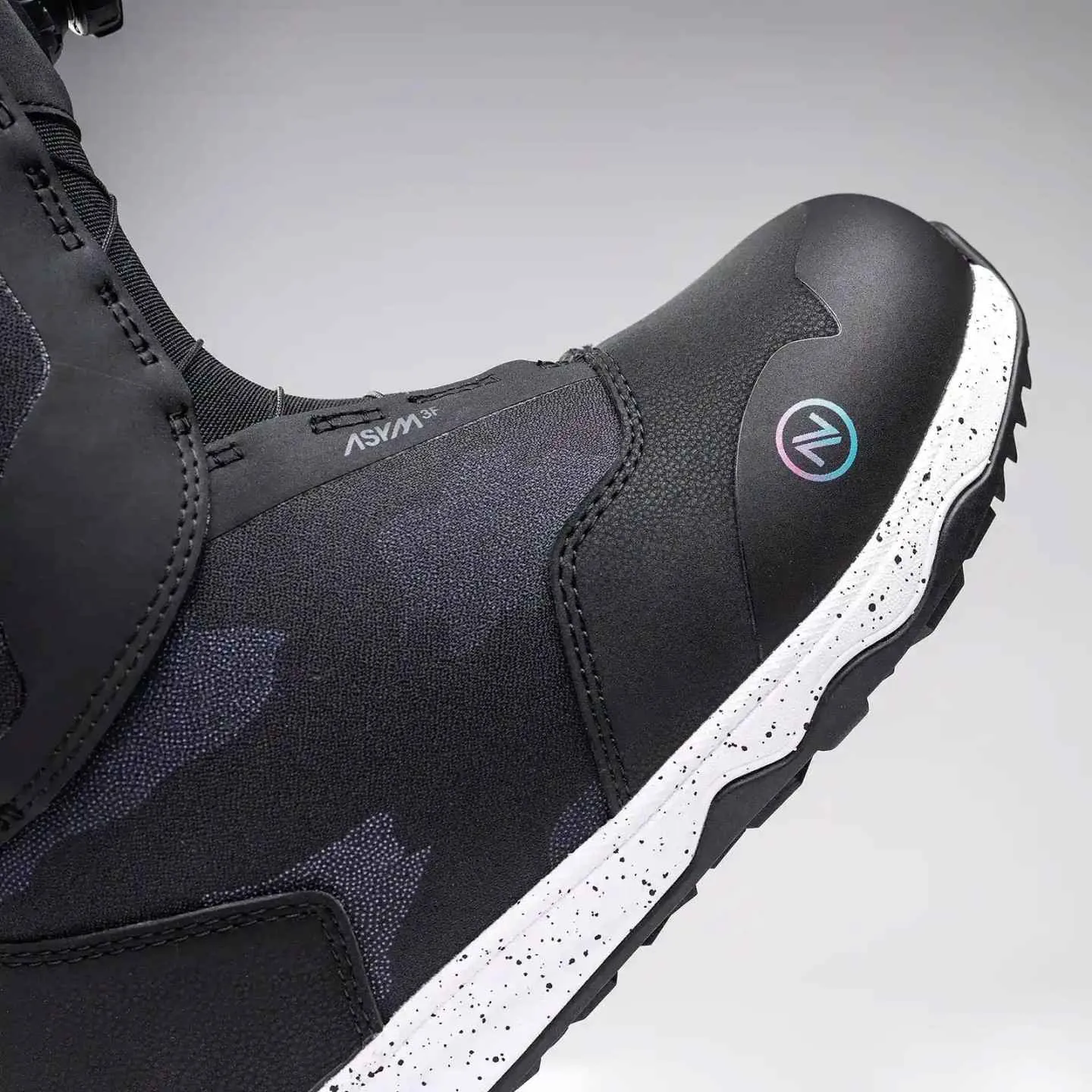 Vue détaillée de la chaussure de snowboard Nidecker Rift W, focus sur la zone des orteils avec système BOA et semelle mouchetée.
