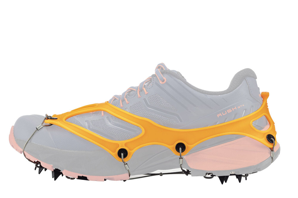 Vue de profil d'une chaussure de course avec griffe de chaussure de trail orange avec crampons et câble en acier.