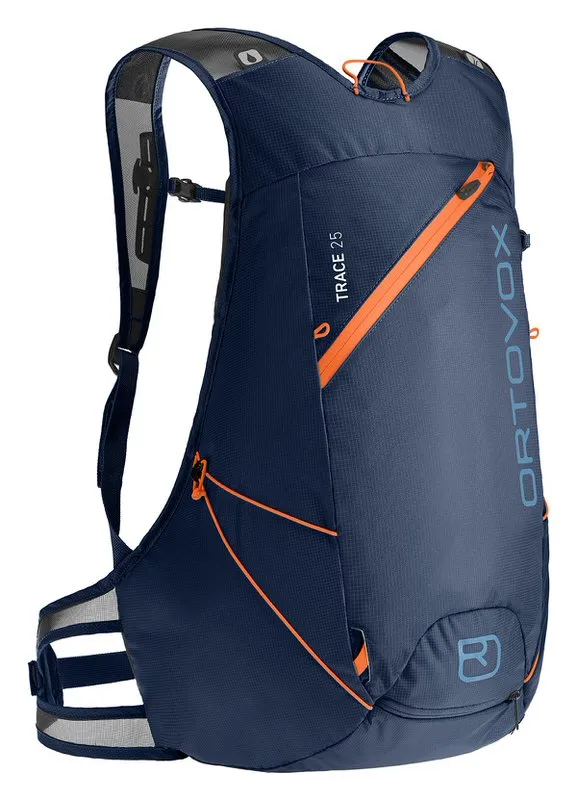 Zaino Ortovox Trace 25 blu con accenti arancioni e dettagli riflettenti per le escursioni sugli sci, logo del marchio sul lato.