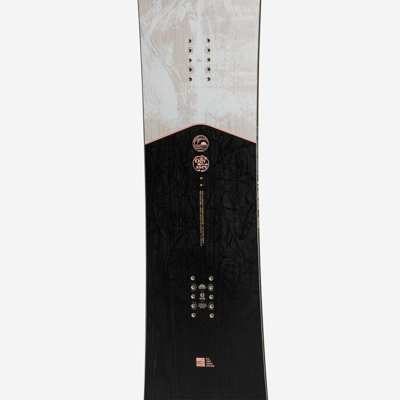 Das Nidecker Odyssey Women Snowboard mit hellem Oberteil und dunklem Unterteil, getrennt durch eine horizontale Linie.
