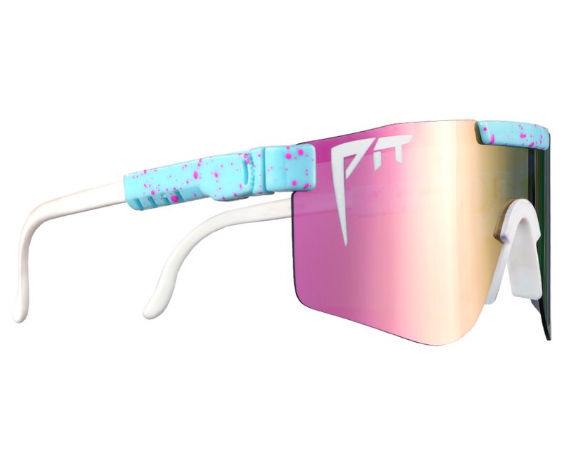 Les lunettes de soleil Gobby Polarized Double Wide, vue de côté. Verres roses et dorés, monture blanche, branches bleu clair avec des taches roses.