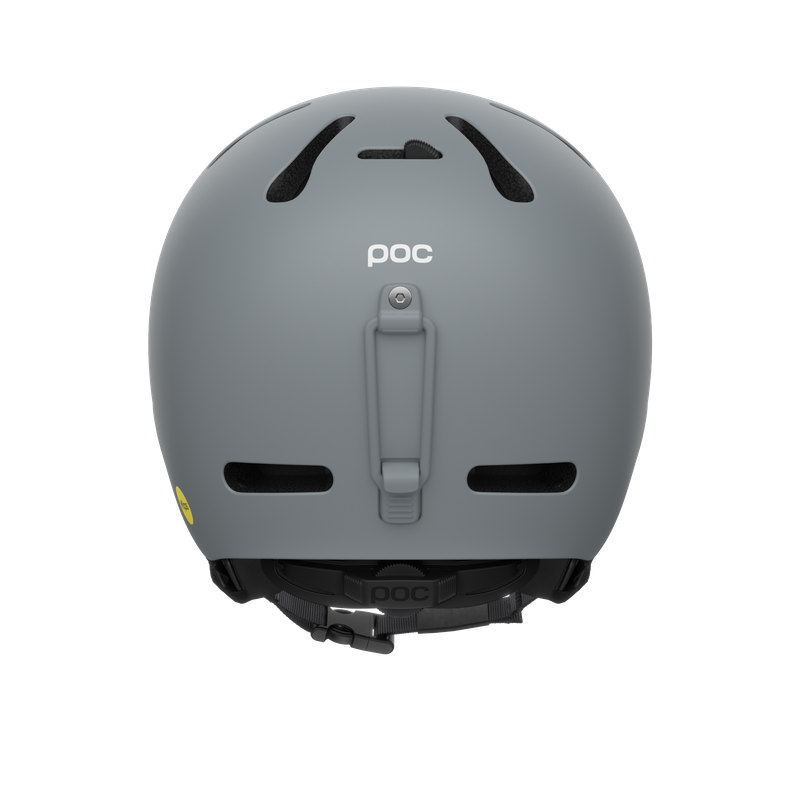 Grauer Skihelm, Rückansicht, mit Belüftungslöchern, Größenverstellung und Sicherheitsgurt. Das POC-Logo ist mittig auf der Helmrückseite zu sehen.