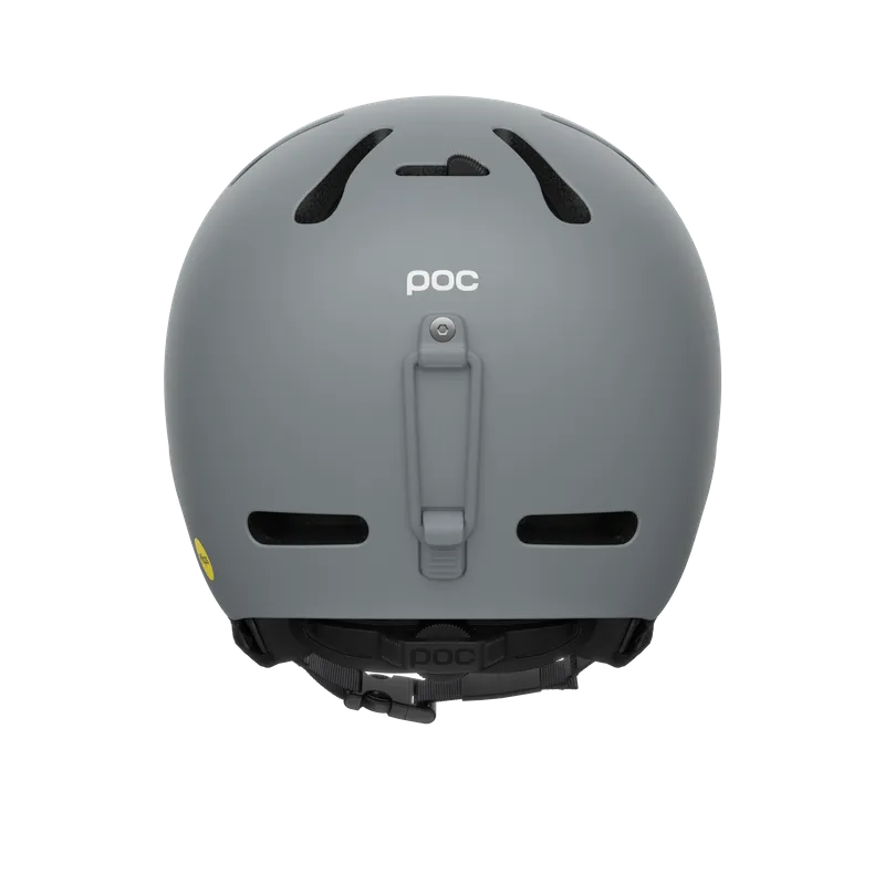 Grauer Skihelm, Rückansicht, mit Belüftungslöchern, Größenverstellung und Sicherheitsgurt. Das POC-Logo ist mittig auf der Helmrückseite zu sehen.