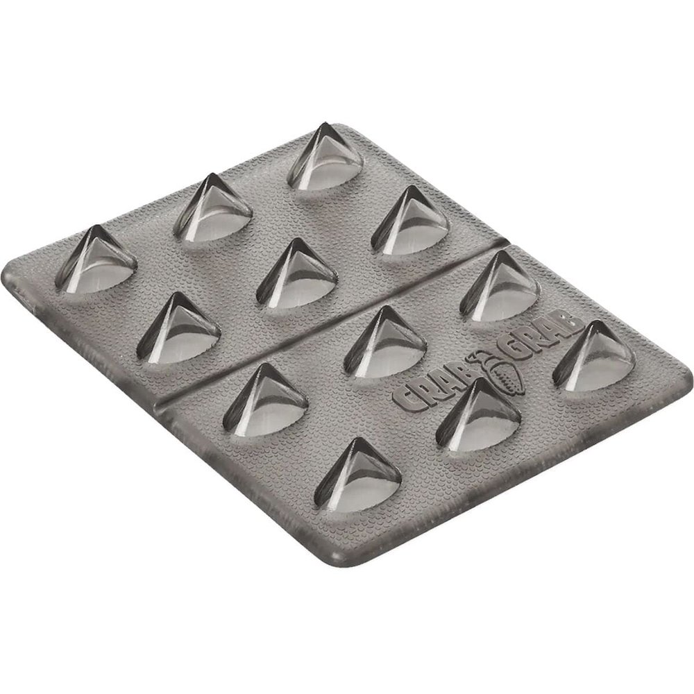 Rauchgraues, rechteckiges Snowboard-Stomp-Pad mit zwölf transparenten, dreieckigen Spikes im 3x4-Raster. Mini Shark Teeth ragen deutlich hervor und bieten optimalen Halt. Das „Crab Grab“-Logo ist dezent eingeprägt.