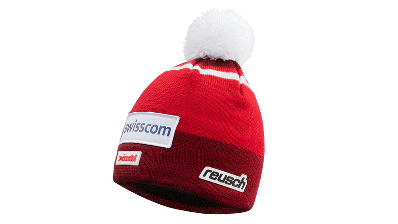 Rote Reusch Swiss-Ski Team Beanie mit weißem Bommel, Sponsorenlogos und Streifen.