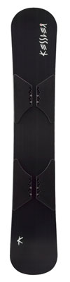 Schwarzes Snowboard, länglich, mit abgerundeten Enden und Befestigungen für Bindungen in der Mitte. Logos an Ober- und Unterseite.