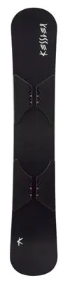 Schwarzes Snowboard, länglich, mit abgerundeten Enden und Befestigungen für Bindungen in der Mitte. Logos an Ober- und Unterseite.
