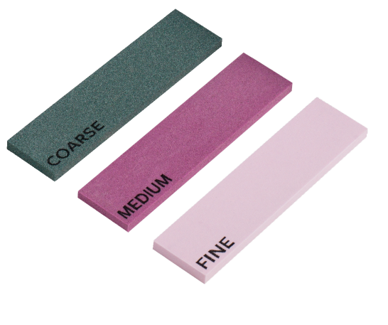 Drei Schleifsteine: grob (grün), mittel (pink), fein (rosa). Beschriftung in schwarzer Schrift auf jedem Stein.