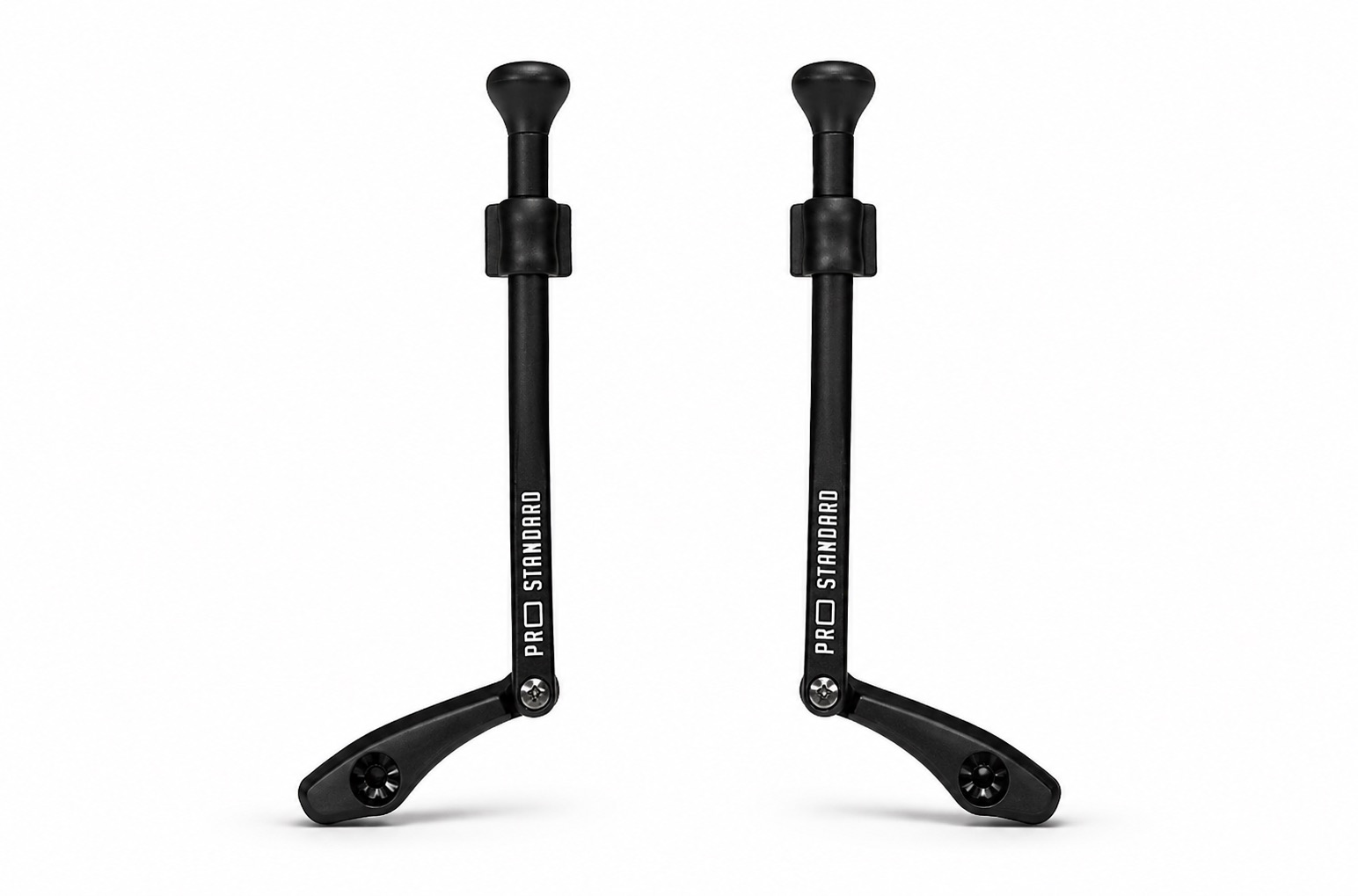 Zwei identische, schlanke, schwarze Stützbeine stehen parallel auf weißem Hintergrund. Oben je eine abgerundete Kappe, darunter Klemmvorrichtung, unten nach außen gebogene Standfläche mit Schraube. "PRO STANDARD" in Weiß.