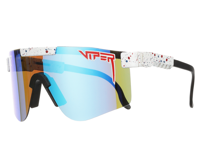 Bunte Polarisierte Sonnenbrille Polarisierte Sonnenbrille mit breitem, buntem Rahmen und bläulich schimmernden Gläsern.