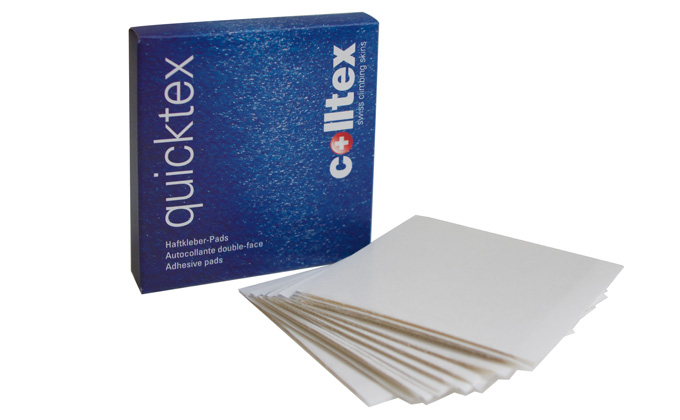 Pastilles adhésives Colltex Colltex Quicktex pastilles adhésives : un emballage de produit bleu et une pile de pastilles blanches.