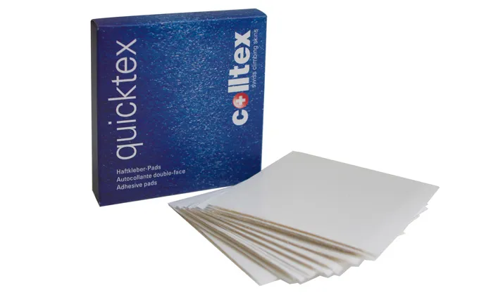 Colltex Quicktex Haftkleberpads: Eine blaue Produktverpackung und ein Stapel weisser Pads.