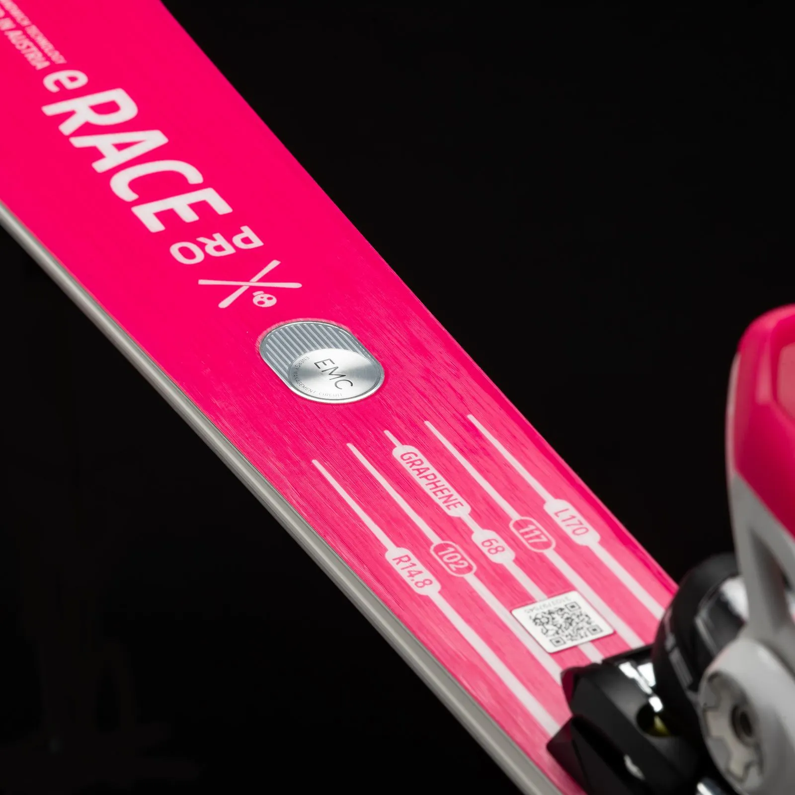 Gros plan sur le Head WC Rebels e-Race Pro Pink WCR Skis, détails visibles comme le graphène et la technologie EMC.