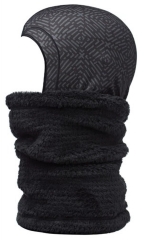 Schwarzer Buff Suzuke Neckwarmer mit geometrischem Muster am Kopf und Fleece am Hals.
