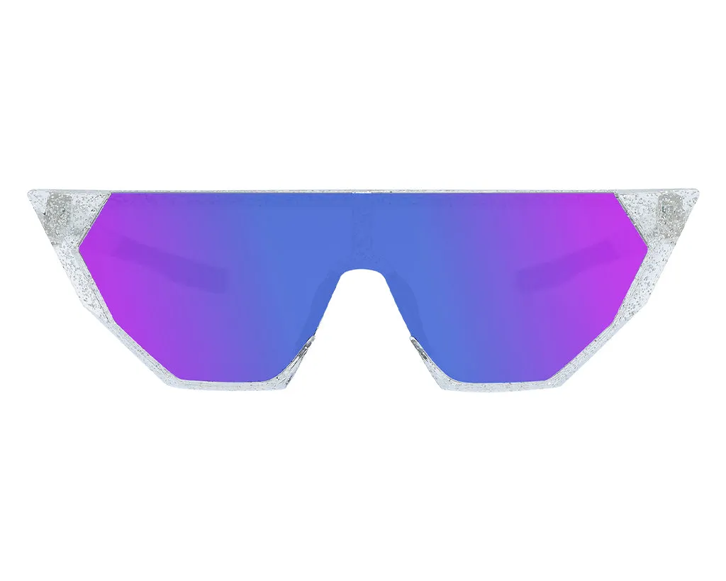 Vue de face des lunettes de soleil Showroom The Quartz avec des verres bleu-violet et une monture transparente scintillante.