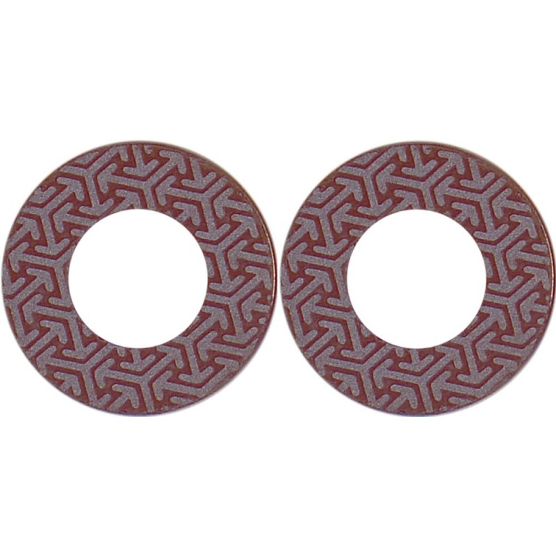 Zwei runde Scheiben mit einem Loch in der Mitte, verziert mit einem Pfeilmuster.