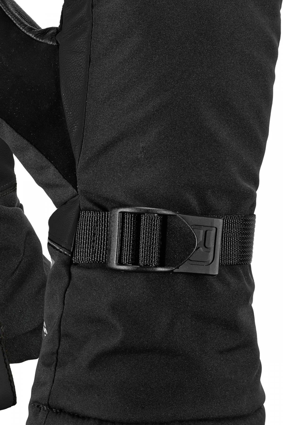 Nahaufnahme des schwarzen Ortovox Lobster Glove Pro SW mit verstellbarem Riemen.