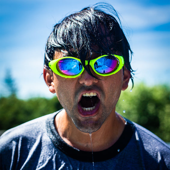 Mann mit Sludge Pit Viper Sonnenbrille, Mund geöffnet und nasses Haar.