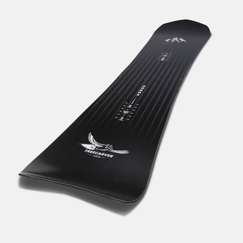 Schwarzes Jones Snowboard Schwarzes Jones Freecarver Snowboard mit Vogel-Grafik, Modellnummer, Linienmuster und Markenlogo.